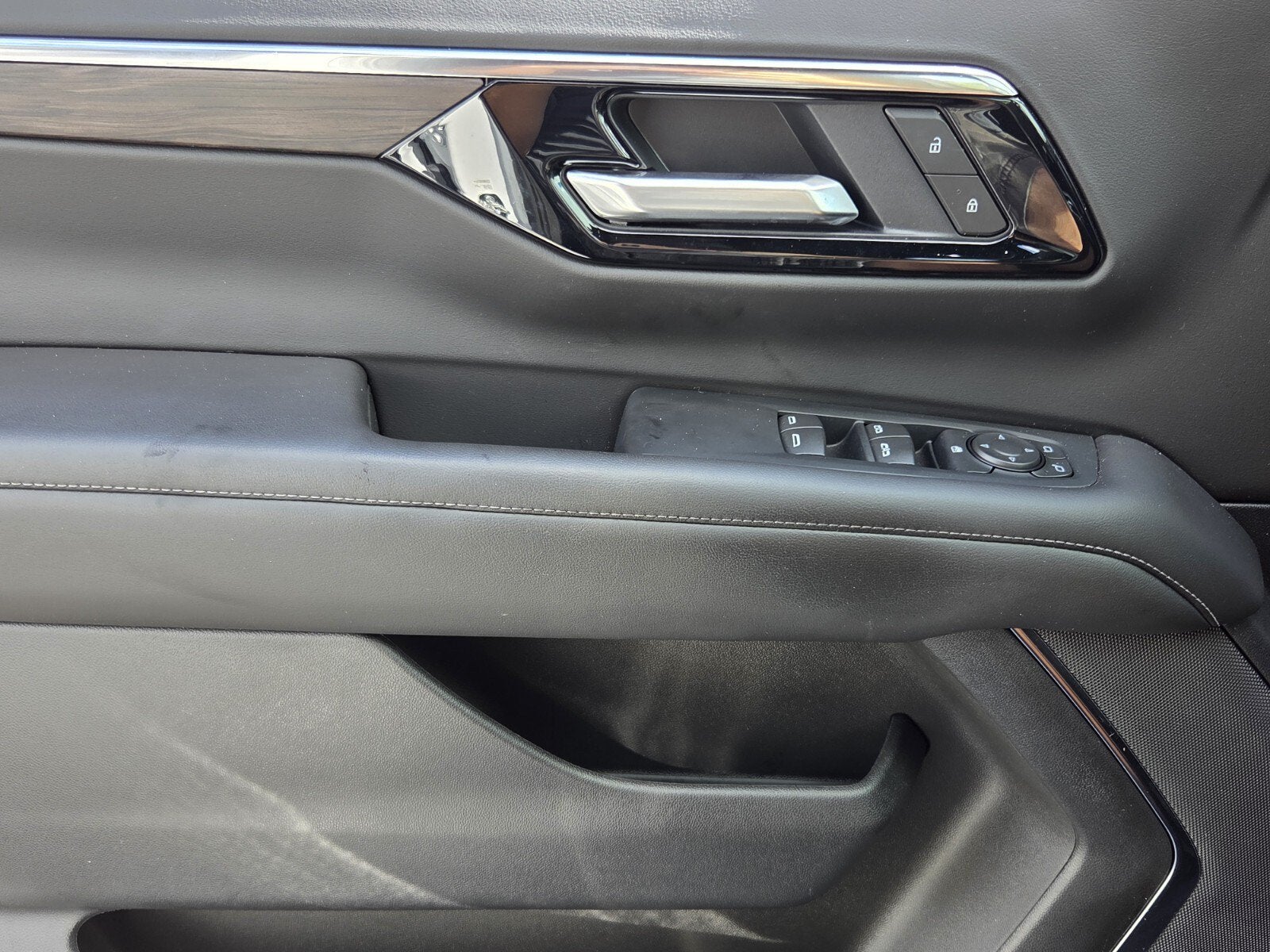 2025 Chevrolet Suburban LS