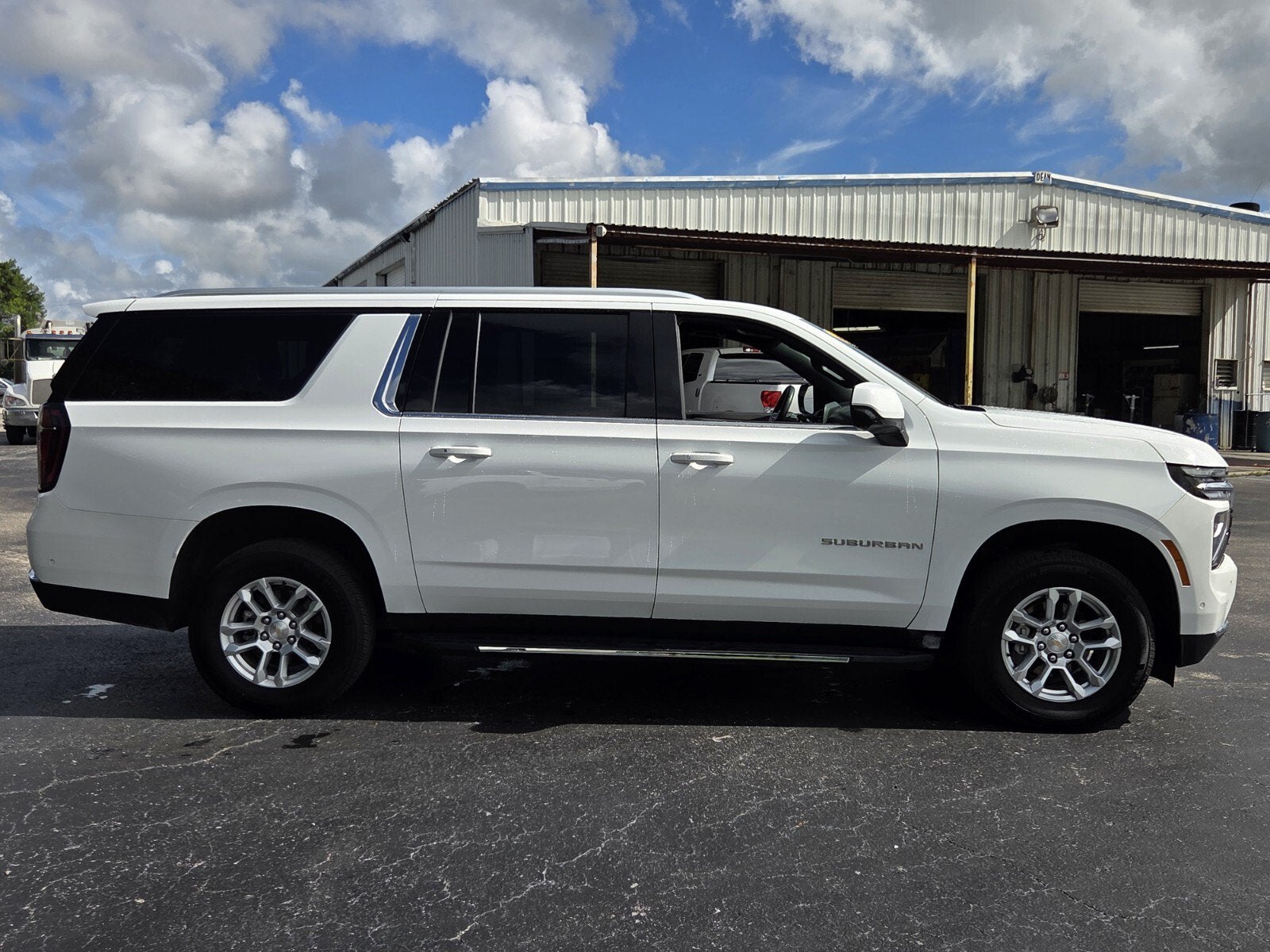 2025 Chevrolet Suburban LS